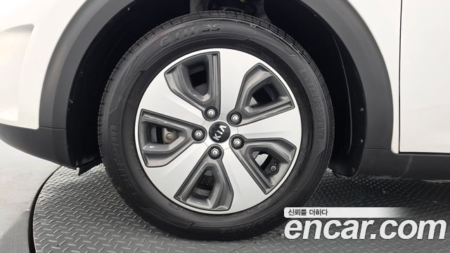 Kia Niro Luxury — пробег 163 861 км — фото 5 из 5