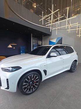 BMW X5 xDrive 50e M Sport — пробег 5 000 км — фото 2 из 5