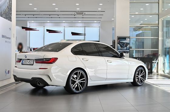 BMW 3-Series 320i M Sport — пробег 28 555 км — фото 4 из 5
