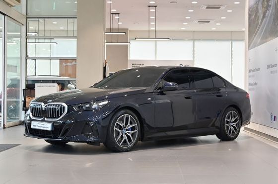 BMW i5 eDrive 40 M Sport — пробег 12 361 км — фото 1 из 3