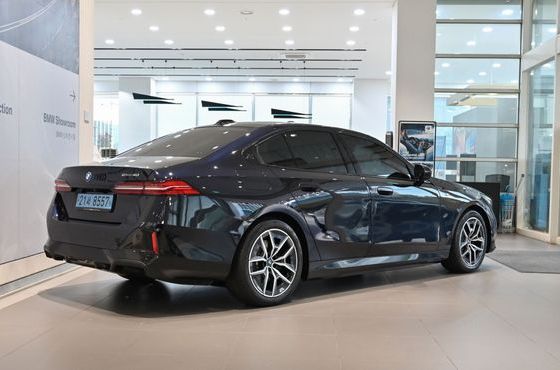 BMW i5 eDrive 40 M Sport — пробег 12 361 км — фото 2 из 3