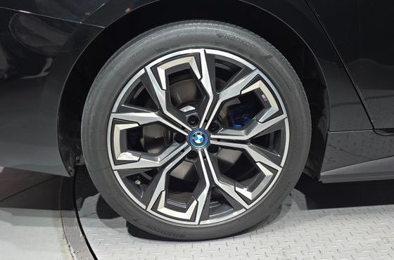 BMW i4 eDrive40 M Sports Pro — пробег 46 515 км — фото 5 из 5