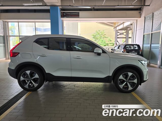 Volvo XC40 B4 Ultra Bright — пробег 8 515 км — фото 4 из 5