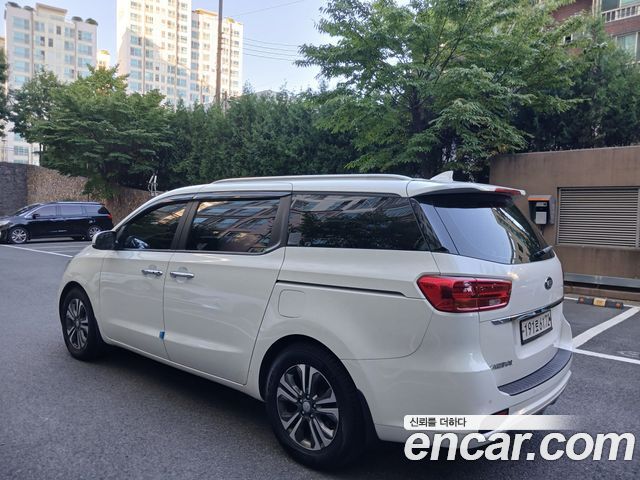 Kia Carnival 9-Seater Luxury — пробег 177 900 км — фото 4 из 5