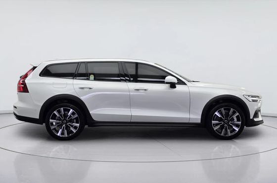 Volvo V60 B5 Ultra AWD — пробег 9 313 км — фото 3 из 5