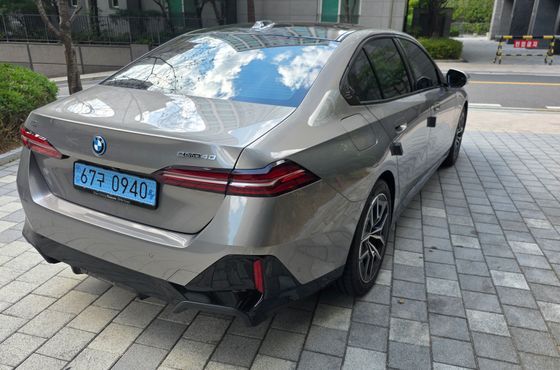 BMW i5 eDrive 40 M Sport — пробег 5 300 км — фото 2 из 5