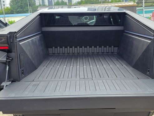 Tesla Cybertruck AWD — пробег 2 250 км — фото 4 из 4