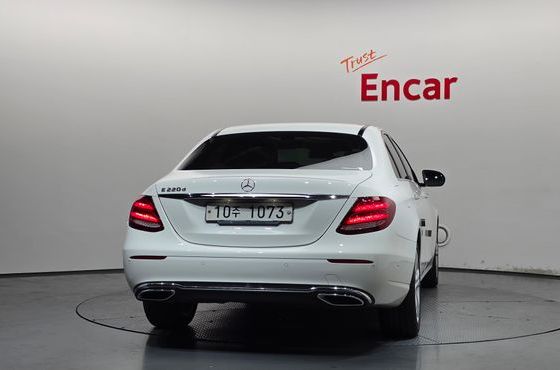 Mercedes-Benz E-Class E220d Avantgarde — пробег 104 093 км — фото 4 из 5