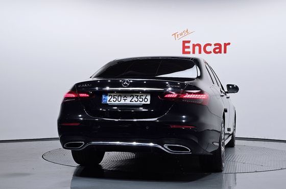 Mercedes-Benz E-Class E220d 4MATIC AMG Line — пробег 69 788 км — фото 4 из 5