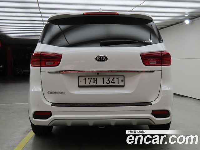 Kia Carnival 9-Seater Prstige — пробег 75 072 км — фото 4 из 5
