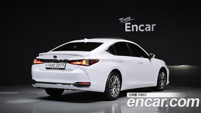 Lexus ES Executive — пробег 16 393 км — фото 2 из 5