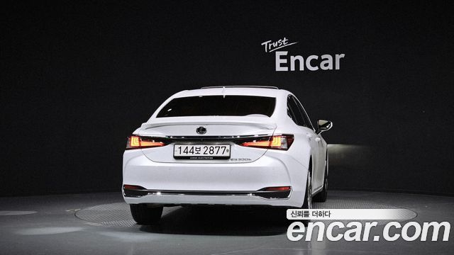 Lexus ES Executive — пробег 16 393 км — фото 4 из 5