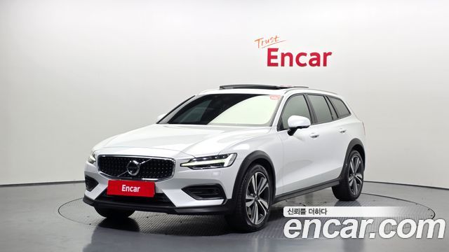 Volvo V60 T5 Pro AWD — пробег 63 263 км — фото 1 из 5