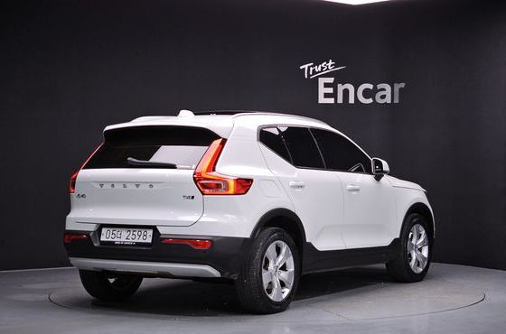 Volvo XC40 T4 Momentum — пробег 158 244 км — фото 2 из 5