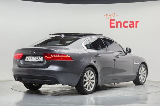 Jaguar XE 20d Prestige — пробег 80 812 км — фото 2 из 5