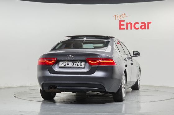 Jaguar XE 20d Prestige — пробег 80 812 км — фото 4 из 5