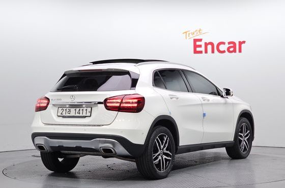 Mercedes-Benz GLA-Class GLA220 Premium — пробег 87 525 км — фото 2 из 5