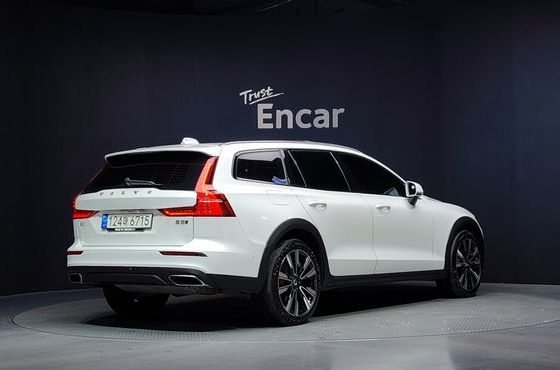 Volvo V60 B5 Pro AWD — пробег 27 057 км — фото 2 из 5