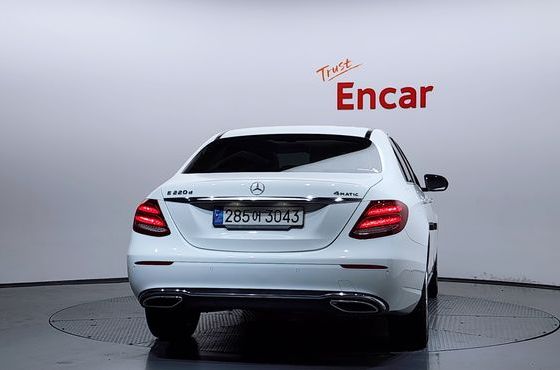 Mercedes-Benz E-Class E220d 4MATIC Avantgarde — пробег 111 612 км — фото 4 из 5