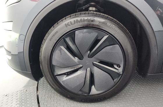 Tesla Model Y RWD — пробег 33 627 км — фото 5 из 5