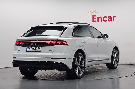 Audi Q8 55 TFSI Quattro Premium — пробег 1 827 км — фото 2 из 5