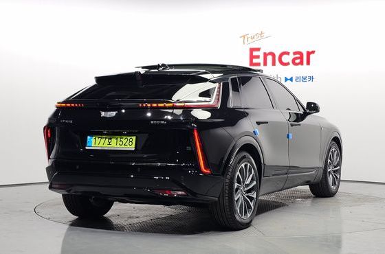 Cadillac Lyriq Sport — пробег 10 179 км — фото 2 из 5