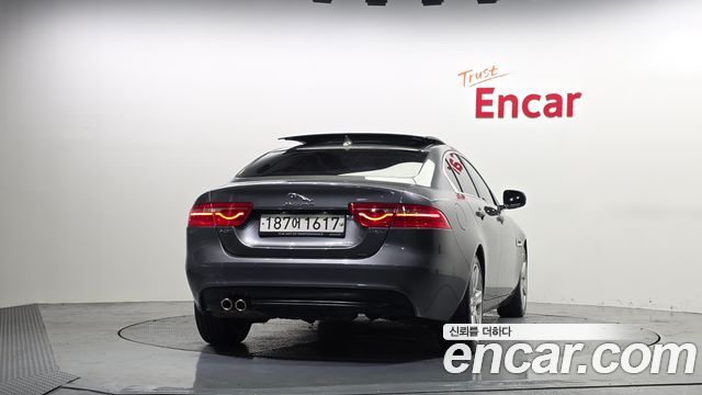 Jaguar XE 20d Portfolio — пробег 87 215 км — фото 4 из 5