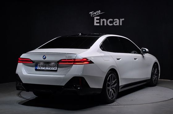 BMW 5-Series 520i Special Edition — пробег 5 860 км — фото 2 из 5