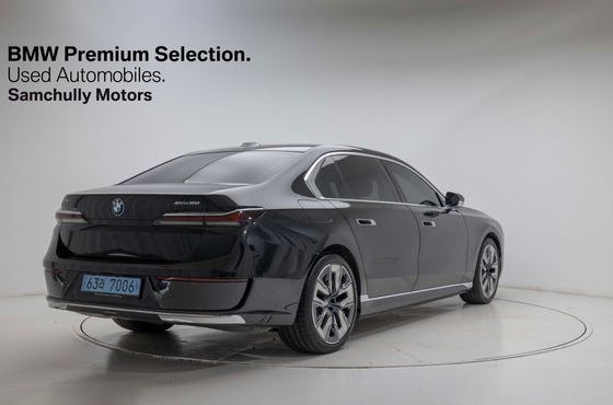 BMW i7 xDrive 60 Design Pure Excellence — пробег 48 500 км — фото 4 из 5