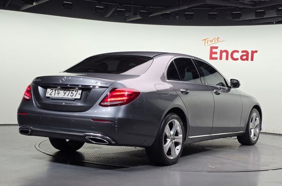 Mercedes-Benz E-Class E220d 4MATIC Avantgarde — пробег 97 671 км — фото 2 из 5