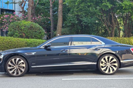 Bentley Flying Spur 4.0 Azure — пробег 8 500 км — фото 3 из 5