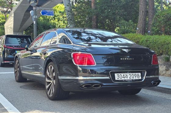 Bentley Flying Spur 4.0 Azure — пробег 8 500 км — фото 4 из 5