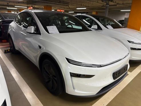 Tesla Model Y Premium RWD — пробег 5 км — фото 1 из 5