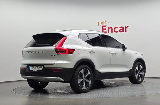 Volvo XC40 B4 Ultimate Bright — пробег 12 277 км — фото 2 из 5