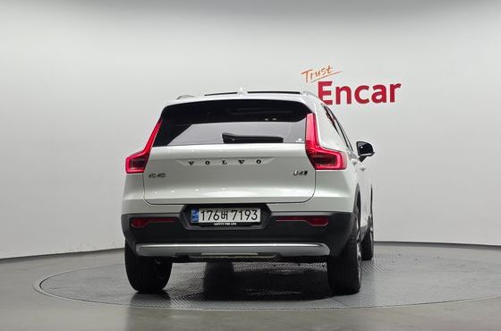 Volvo XC40 B4 Ultimate Bright — пробег 12 277 км — фото 4 из 5