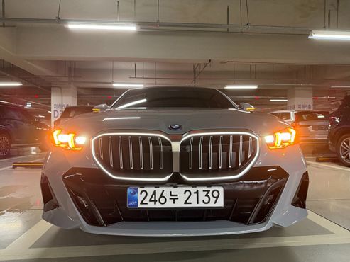 BMW 5-Series 530e xDrive M Sport — пробег 10 600 км — фото 1 из 5