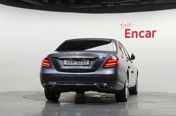 Mercedes-Benz E-Class E220d 4MATIC Exclusive — пробег 122 188 км — фото 4 из 5