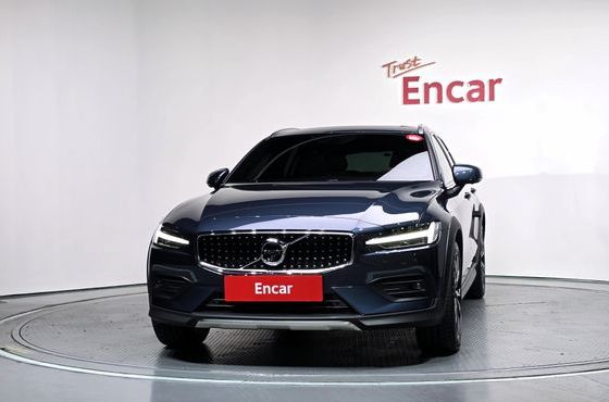 Volvo V60 B5 Pro AWD — пробег 15 383 км — фото 3 из 5