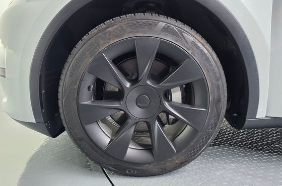 Tesla Model Y RWD — пробег 32 330 км — фото 5 из 5