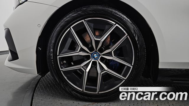 BMW i5 eDrive 40 M Sport — пробег 16 812 км — фото 5 из 5