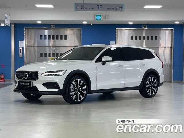 Volvo V60 B5 Ultra AWD — пробег 12 797 км — фото 1 из 5
