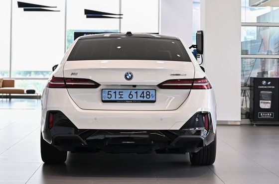 BMW i5 eDrive 40 M Sport — пробег 10 719 км — фото 3 из 5