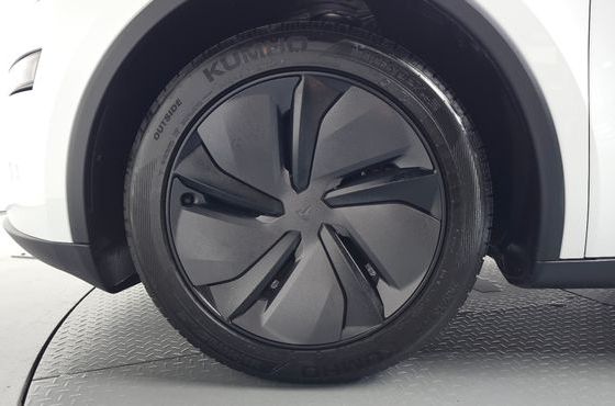 Tesla Model Y Premium RWD — пробег 5 827 км — фото 5 из 5
