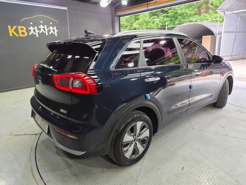 Kia Niro Prestige — пробег 163 580 км — фото 3 из 5