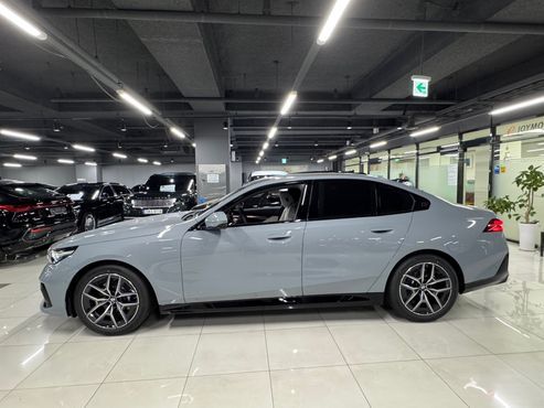 BMW 5-Series 523d M Sport — пробег 2 200 км — фото 2 из 5