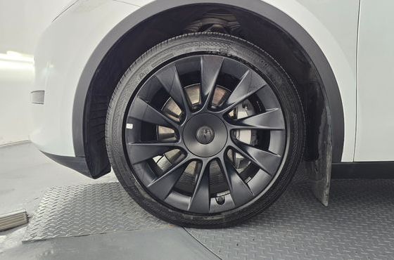 Tesla Model Y Long Range AWD — пробег 28 305 км — фото 5 из 5