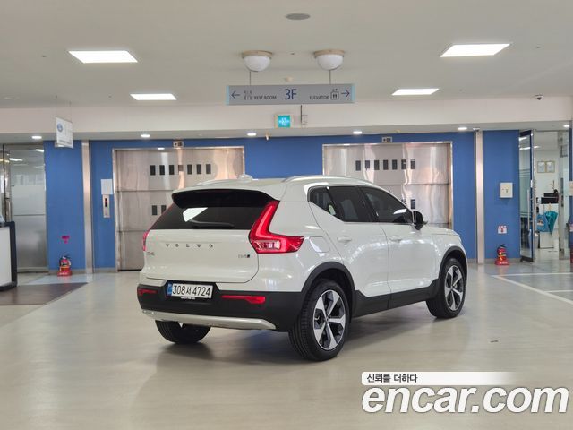 Volvo XC40 B4 Ultra Bright — пробег 5 592 км — фото 2 из 5