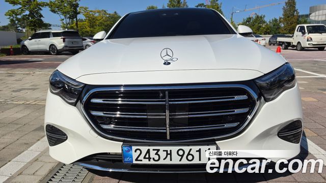 Mercedes-Benz E-Class E300 4MATIC Exclusive — пробег 13 500 км — фото 3 из 5