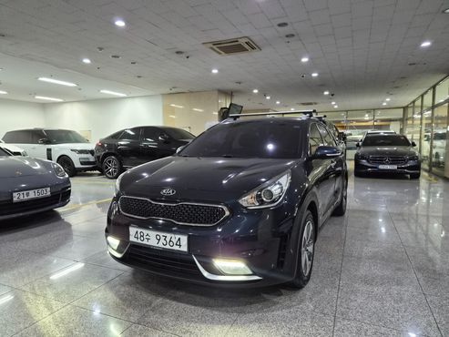 Kia Niro Luxury — пробег 175 000 км — фото 1 из 5