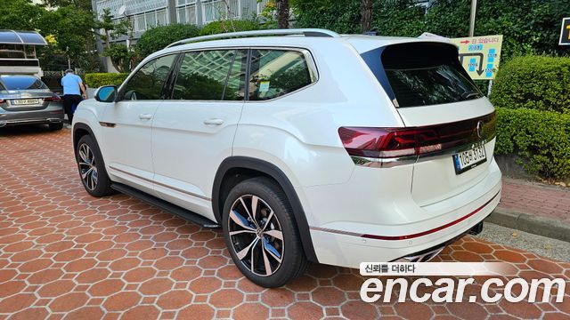 Volkswagen Atlas 2.0 TSI R-LINE 6-Seater — пробег 6 635 км — фото 2 из 5